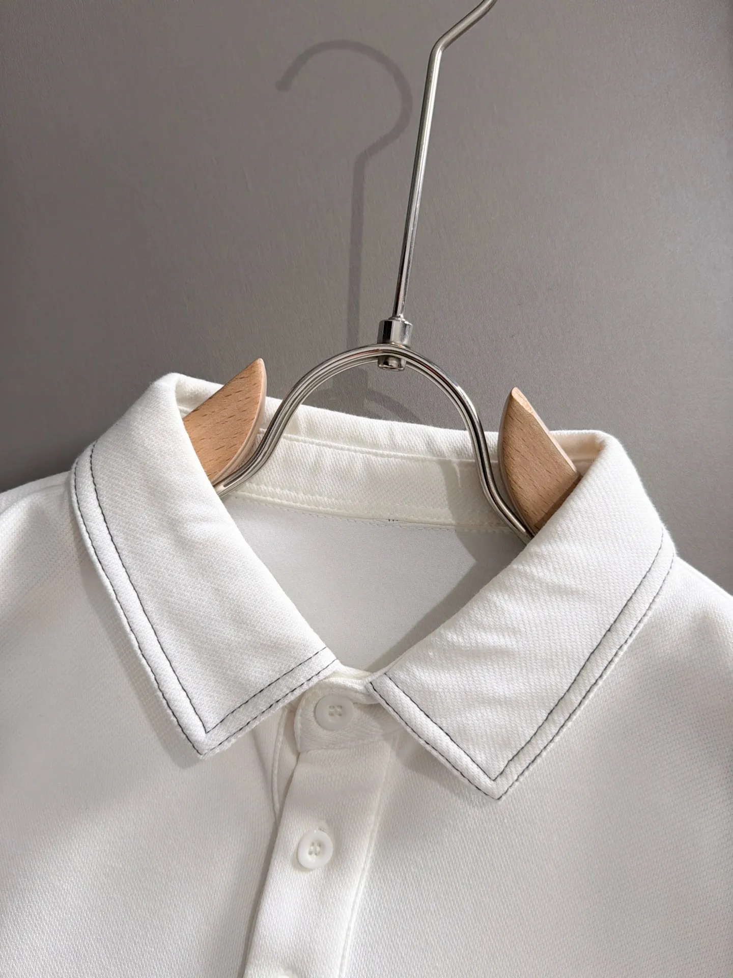 Balenciaga 2026 Long Sleeve Lapel Sweatshirt for Men and Women Same Style Many Stars Same Style, Top Original Version Feel Free to Compare🆚The fabric is custom-dyed and lightly sprayed and distressed. The fabric, material, and details are consistent with the original version. Special cotton and linen fabrics are used. The cost of the fabric is extremely expensive. It is twice as expensive as pure cotton materials. We will do our best at all costs. Three standards are complete. The comparison between non-market products and my fabrics is very different. Only the top version is made! Size: M-4XL